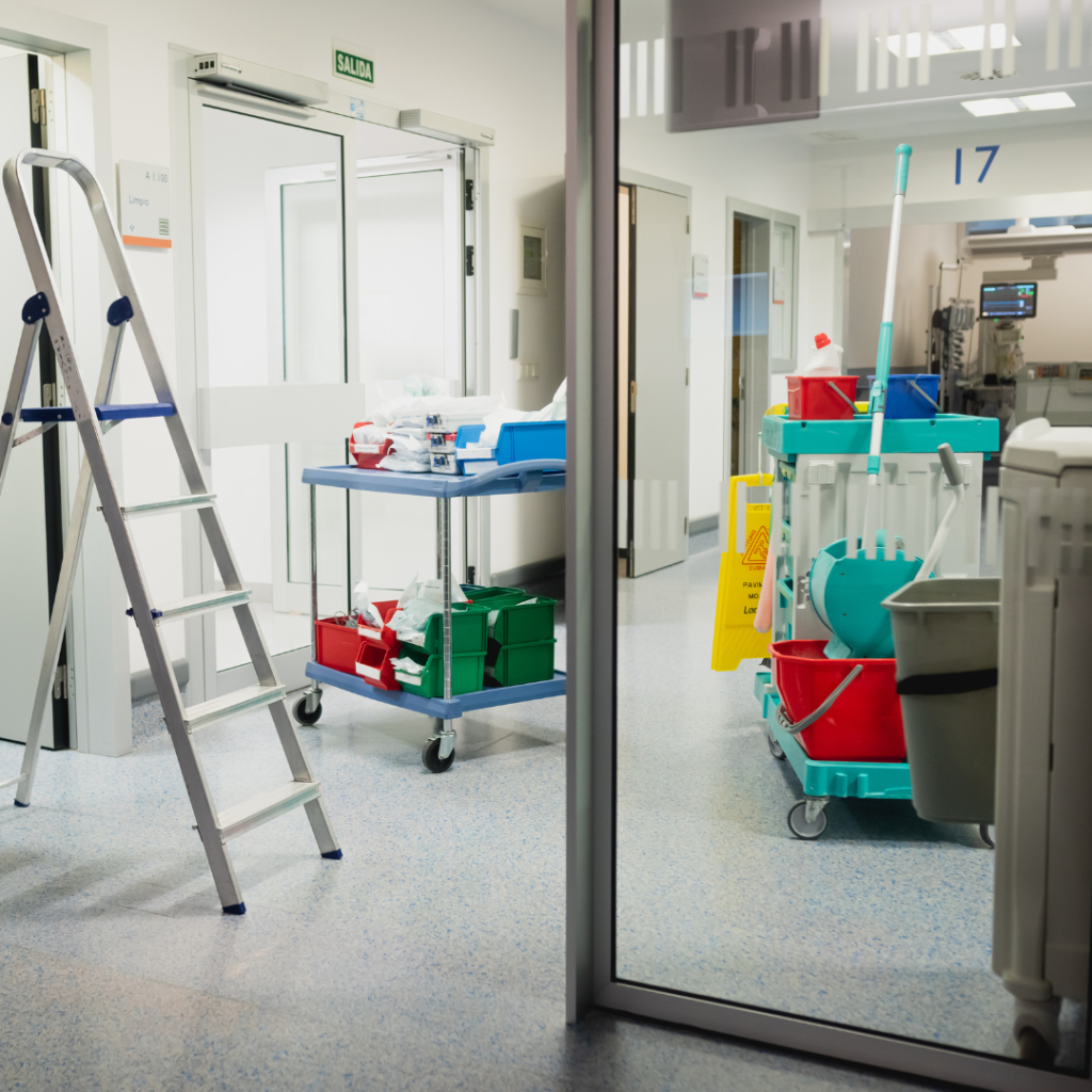 equipamentos de limpeza; corredor de um hospital; hospital; produtos de higiene; ambiente limpo
