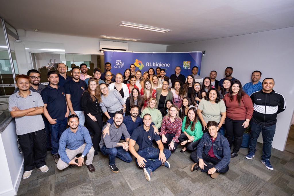 Pessoas em uma empresa; diversas pessoas pousando para uma foto de empresa; trabalhadores da RL higiene