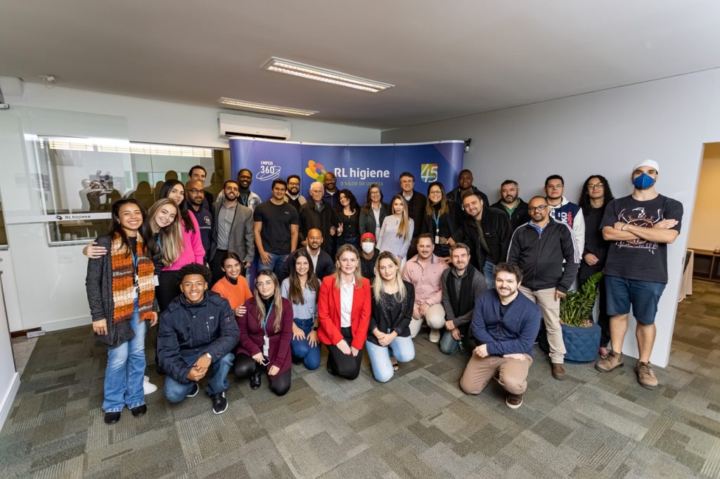 Pessoas em uma empresa; diversas pessoas pousando para uma foto de empresa;  trabalhadores da RL higiene