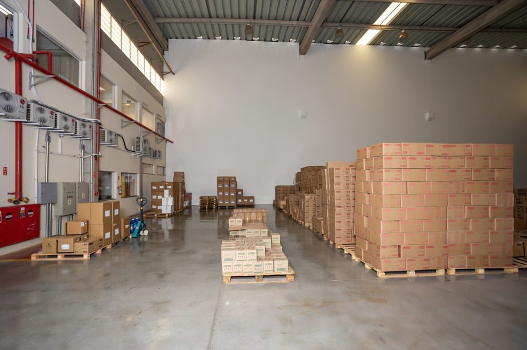 Foto de galpão; fabrica; varias caixas empilhadas