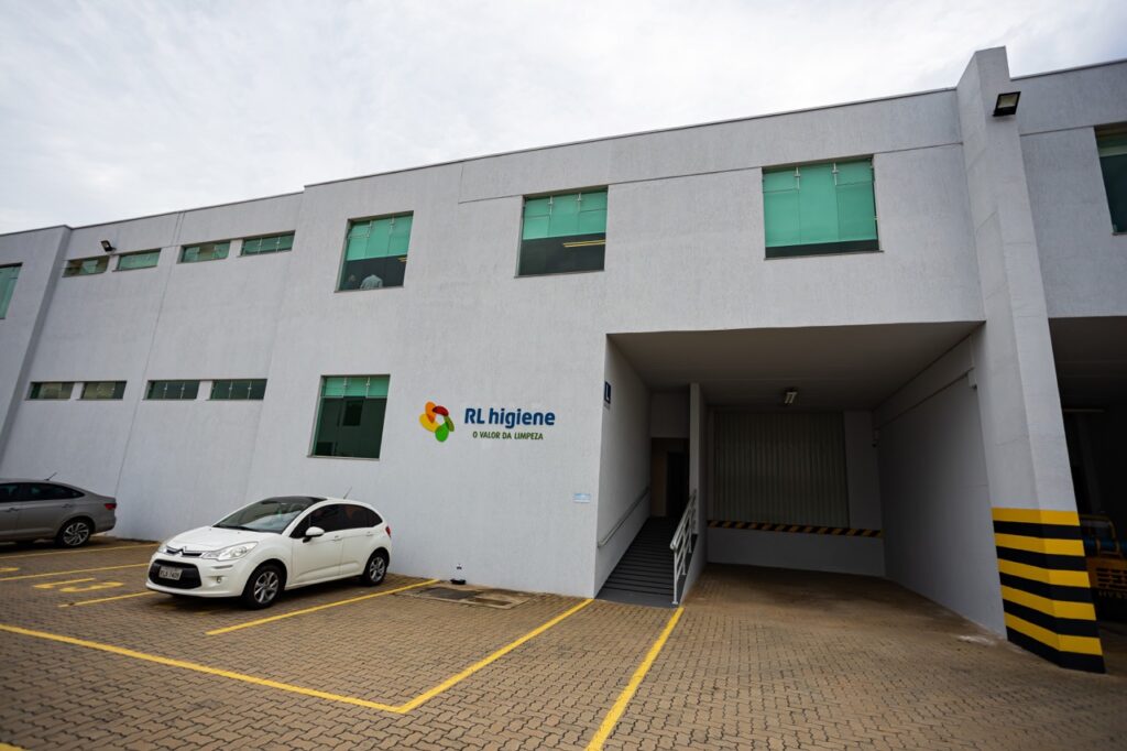 Fachada da rl em Sorocaba; prédio branco com carros na frente; rede RL; lugares para estacionar o carro