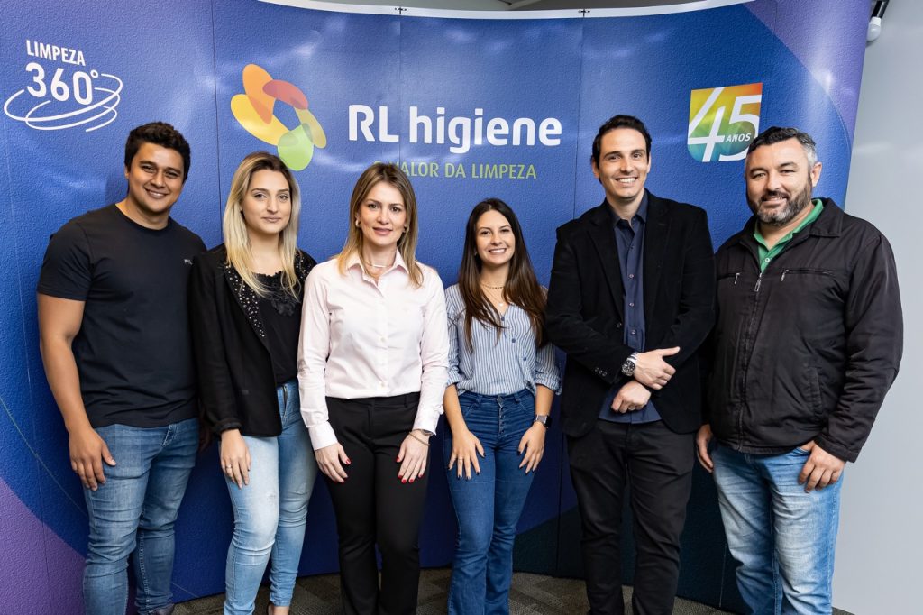 Pessoas em uma empresa; diversas pessoas pousando para uma foto de empresa; trabalhadores da RL higiene