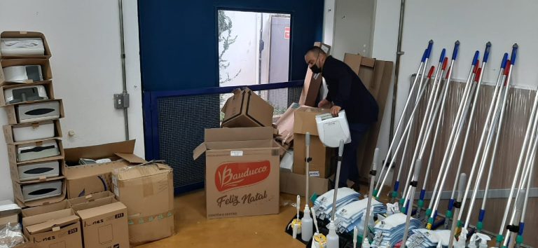 Instituto Acaia; solução de limpeza; produtos de limpeza; pessoas arrumando caixas
