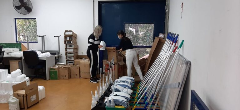 Instituto Acaia; solução de limpeza; produtos de limpeza; pessoas arrumando caixas
