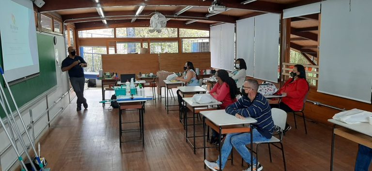 Instituto Acaia; solução de limpeza; sala de aula; palestra; alunos estudando