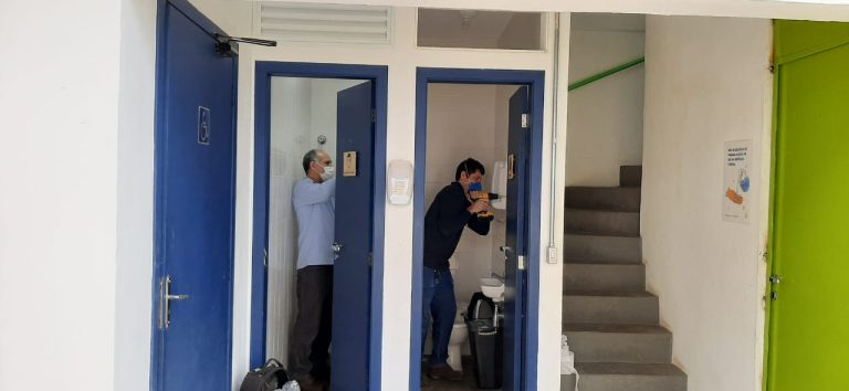 Instituto Acaia; solução de limpeza; banheiros; escada homens arrumando banheiros