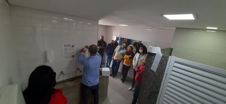 Instituto Acaia; solução de limpeza; banheiro; pessoas prestando atenção