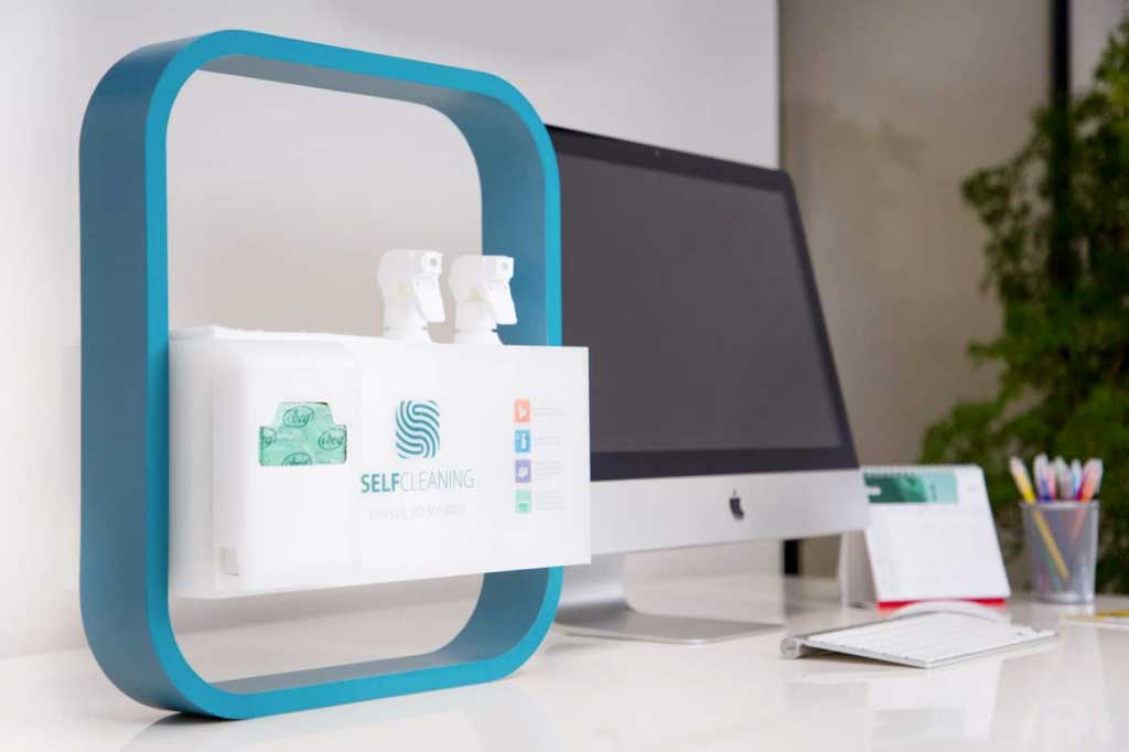 Escritório; computar em cima de uma mesa; produtos de limpeza; 