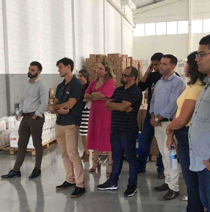 Várias pessoas na rl, foto tirada em São José dos Campos onde a empresa oferecerá limpeza profissional