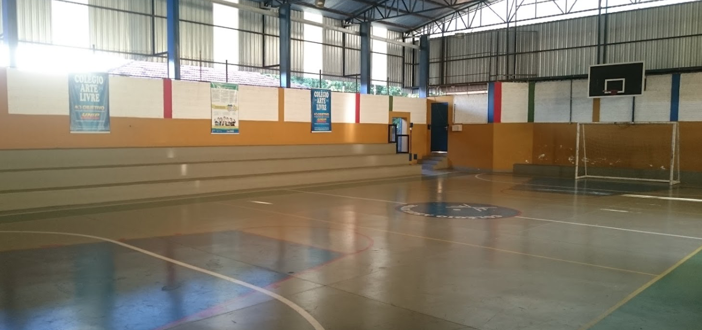 quadra do colegio arte livre, onde a rl higiene performou a limpeza profissional