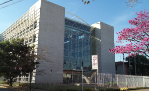 frente do Edifício Cultura Inglesa, em Pinheiros, onde tem o Consulado Britânico, Câmara do Comércio Britânico, BBC Rádio e TV, British Council e o BCC, onde foi realizado o fórum de escolas da rl, propondo mais higiene