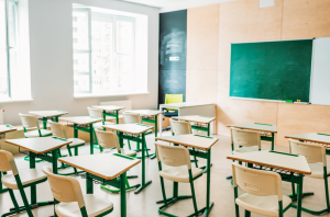 interior de uma escola vazio sala de aula após uma limpeza de pisos