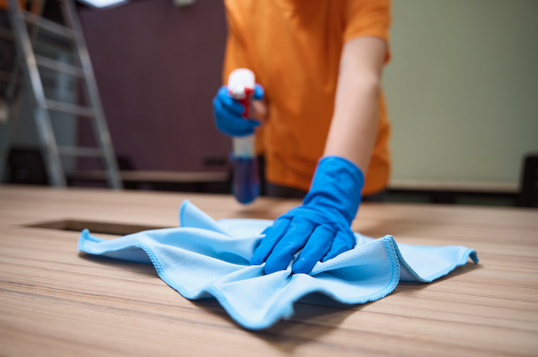 limpeza pano azul camisa laranja, prezando pela higiene e saúde