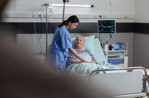medica ao lado de um paciente que precisa de hospitais