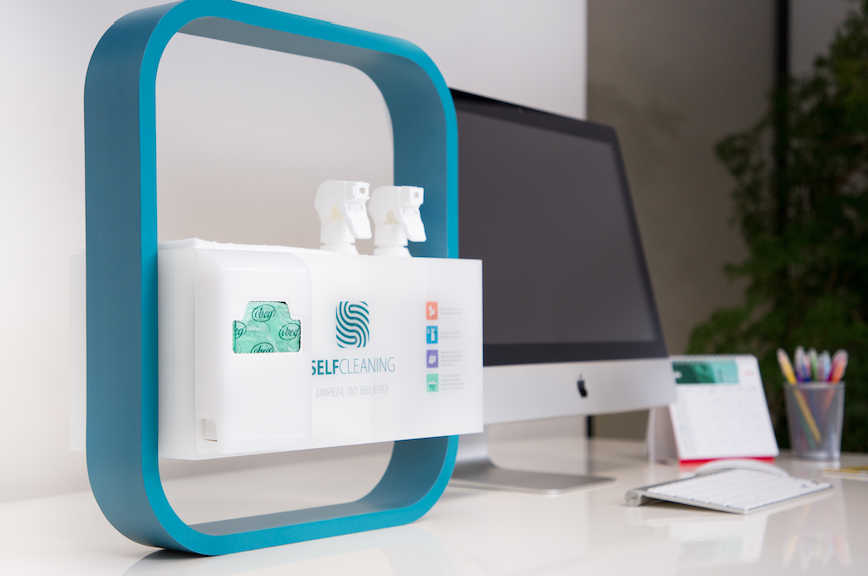 selfcleaning da rl higiene para o mercado livre ao lado de um computador da apple com produtos de limpeza dentro