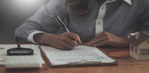homem empresário fazendo anotações para calcular o valor gasto em Facilities & Properties Management