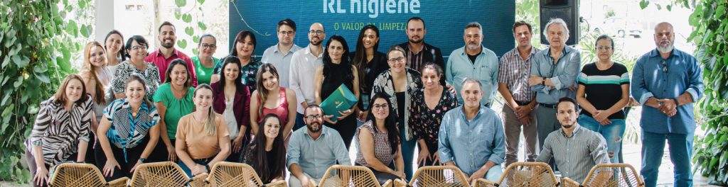 pessoas reunidas no 2o fórum de saúde da rl higiene com um telão atrás