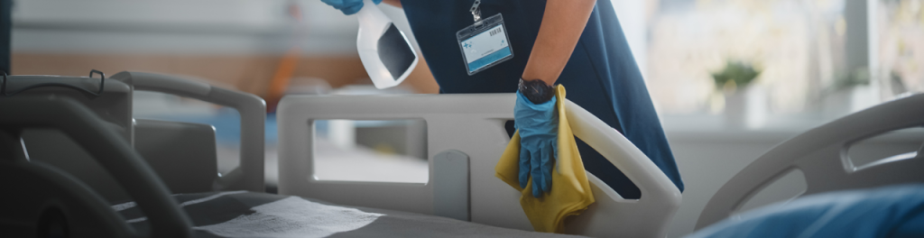 pessoa limpando uma maca com produtos apropriados mostrando a importância do treinamento de limpeza hospitalar